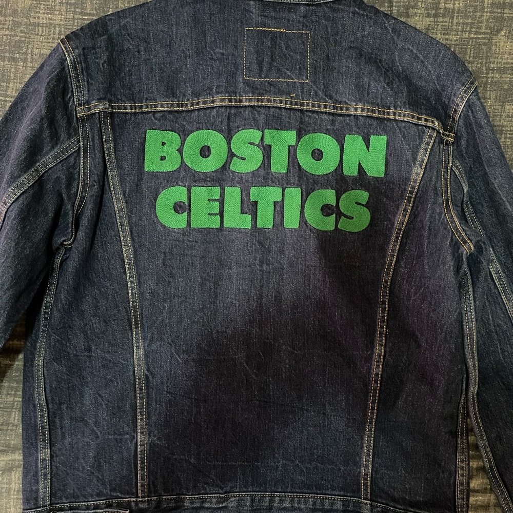Unisex Levi’s Jackets
Licensed NFL, NBA and MLB Sport Teams Levi Jackets $75 - Picture 4 of 9